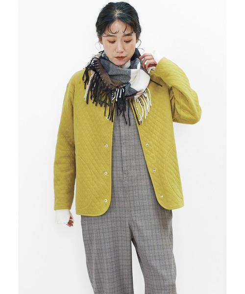Live in comfort（リブインコンフォート）の「リブ　イン　コンフォート　くるっと巻いて華やぎと暖かさをプラスする　やわらかフリンジチェックスヌード（ネックウォーマー/スヌード・レディース・レッド/ブラック×ホワイト/イエロー/グリーン/ネイビー/ブラウン系その他/ベージュ系その他・ONE SIZE）」の9枚目の写真