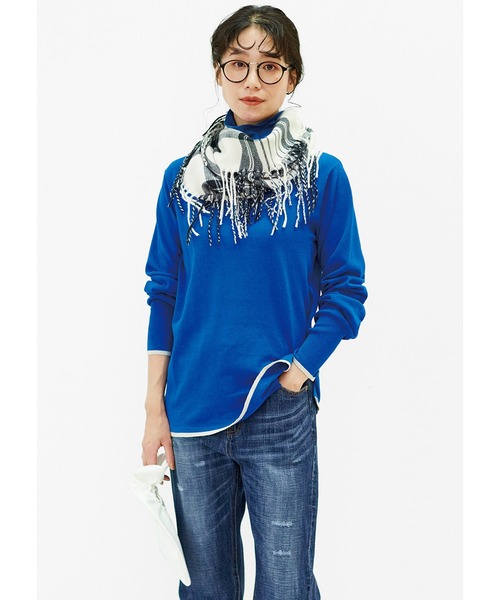 Live in comfort（リブインコンフォート）の「リブ　イン　コンフォート　くるっと巻いて華やぎと暖かさをプラスする　やわらかフリンジチェックスヌード（ネックウォーマー/スヌード・レディース・レッド/ブラック×ホワイト/イエロー/グリーン/ネイビー/ブラウン系その他/ベージュ系その他・ONE SIZE）」の10枚目の写真