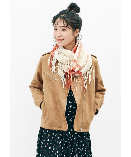 Live in comfort（リブインコンフォート）の「リブ　イン　コンフォート　くるっと巻いて華やぎと暖かさをプラスする　やわらかフリンジチェックスヌード（ネックウォーマー/スヌード・レディース・レッド/ブラック×ホワイト/イエロー/グリーン/ネイビー/ブラウン系その他/ベージュ系その他・ONE SIZE）」の13枚目の写真