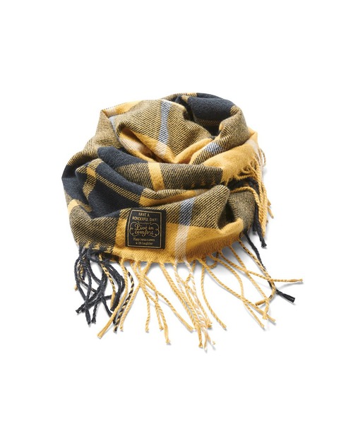 Live in comfort（リブインコンフォート）の「リブ　イン　コンフォート　くるっと巻いて華やぎと暖かさをプラスする　やわらかフリンジチェックスヌード（ネックウォーマー/スヌード・レディース・レッド/ブラック×ホワイト/イエロー/グリーン/ネイビー/ブラウン系その他/ベージュ系その他・ONE SIZE）」の17枚目の写真