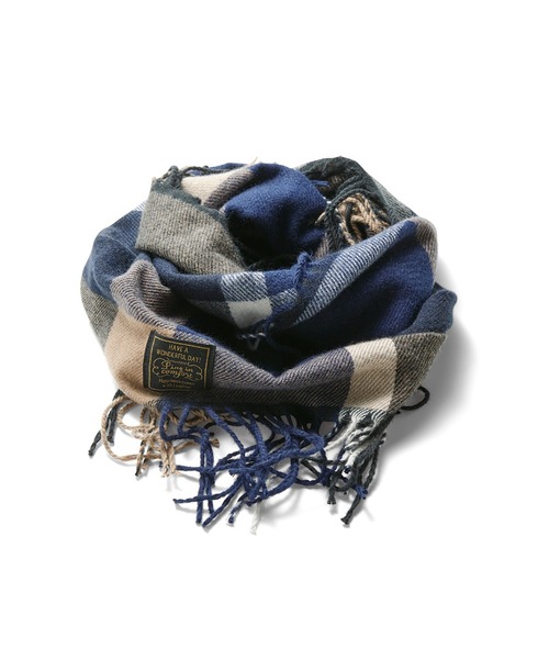 Live in comfort（リブインコンフォート）の「リブ　イン　コンフォート　くるっと巻いて華やぎと暖かさをプラスする　やわらかフリンジチェックスヌード（ネックウォーマー/スヌード・レディース・レッド/ブラック×ホワイト/イエロー/グリーン/ネイビー/ブラウン系その他/ベージュ系その他・ONE SIZE）」の18枚目の写真