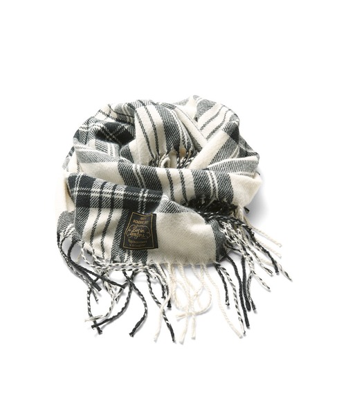 Live in comfort（リブインコンフォート）の「リブ　イン　コンフォート　くるっと巻いて華やぎと暖かさをプラスする　やわらかフリンジチェックスヌード（ネックウォーマー/スヌード・レディース・レッド/ブラック×ホワイト/イエロー/グリーン/ネイビー/ブラウン系その他/ベージュ系その他・ONE SIZE）」の15枚目の写真