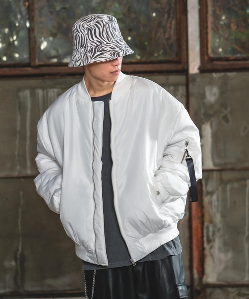 improves（インプローブス）の「【UAU】ドロップショルダー 中綿 MA-1ジャケット（MA-1・メンズ・ブラック/ホワイト/カーキ・MEDIUM/LARGE/X-LARGE）」の4枚目の写真