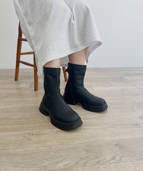 ISOOK（アイスー）の「【ISOOK / アイスー】ボリュームソールストレッチブーツ / フラット ショートブーツ ローヒール ZOZOTOWN限定（ブーツ・レディース・ブラック/ベージュ・23.0cm/23.5cm/24.0cm/24.5cm/25.0cm）」の3枚目の写真