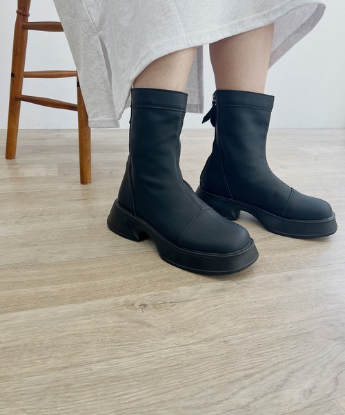 ISOOK（アイスー）の「【ISOOK / アイスー】ボリュームソールストレッチブーツ / フラット ショートブーツ ローヒール ZOZOTOWN限定（ブーツ・レディース・ブラック/ベージュ・23.0cm/23.5cm/24.0cm/24.5cm/25.0cm）」の4枚目の写真