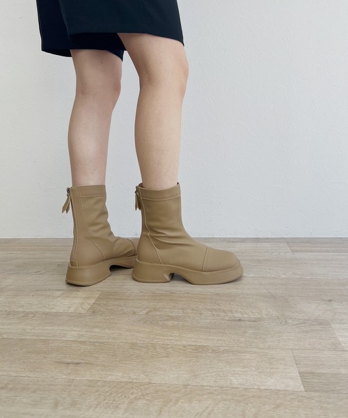 ISOOK（アイスー）の「【ISOOK / アイスー】ボリュームソールストレッチブーツ / フラット ショートブーツ ローヒール ZOZOTOWN限定（ブーツ・レディース・ブラック/ベージュ・23.0cm/23.5cm/24.0cm/24.5cm/25.0cm）」の6枚目の写真