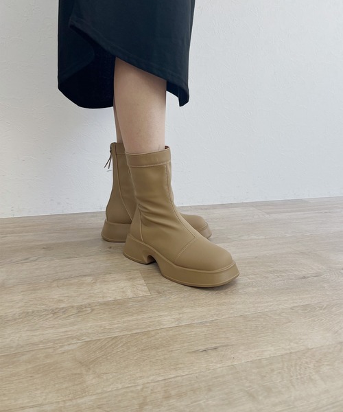 ISOOK（アイスー）の「【ISOOK / アイスー】ボリュームソールストレッチブーツ / フラット ショートブーツ ローヒール ZOZOTOWN限定（ブーツ・レディース・ブラック/ベージュ・23.0cm/23.5cm/24.0cm/24.5cm/25.0cm）」の7枚目の写真