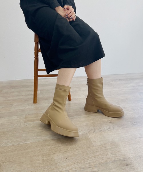 ISOOK（アイスー）の「【ISOOK / アイスー】ボリュームソールストレッチブーツ / フラット ショートブーツ ローヒール ZOZOTOWN限定（ブーツ・レディース・ブラック/ベージュ・23.0cm/23.5cm/24.0cm/24.5cm/25.0cm）」の9枚目の写真