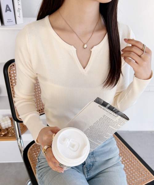 wears(ウェアーズ)の「無地ネックデザインニットトップス(ニット/セーター・レディース・アイボリー/ブラック/ベージュ/ホワイト・FREE)」の7枚目の写真