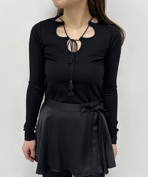 U by SPICK&SPAN（ユーバイスピックアンドスパン）の「フロントスカラカットソー（Tシャツ/カットソー・レディース・ブラック/ホワイト・FREE）」の2枚目の写真