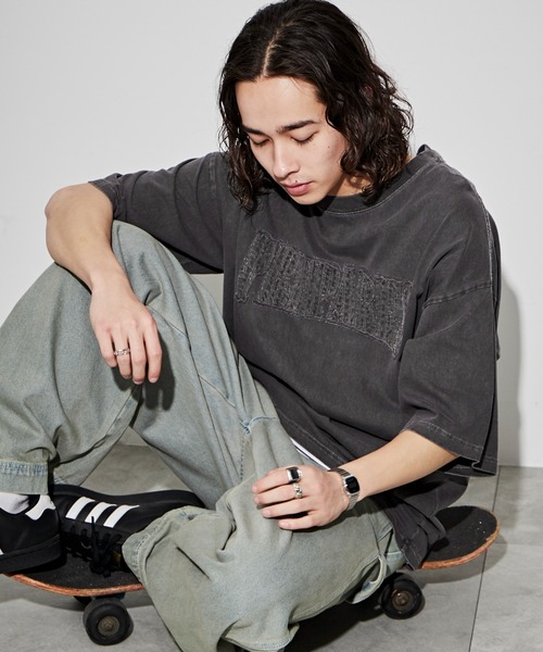 WEGO(ウィゴー)の「WEGO/ピグメントダメージアップリケT(Tシャツ/カットソー・メンズ・レッド/ブルー/ベージュ/スミクロ・MEDIUM/LARGE)」の2枚目の写真