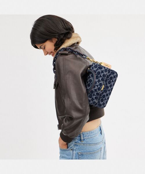 COACH シグネチャー デニム ショルダーバッグ 編み込みハンドル COACH（コーチ）の「ローグ トップ ハンドル・シグネチャー デニム