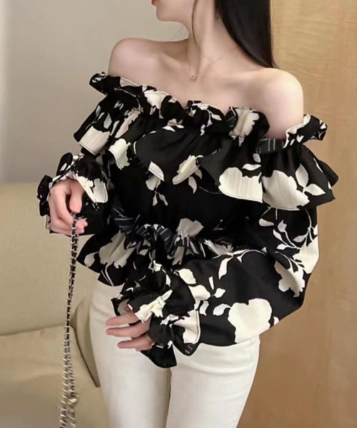 GEMEDA(ジェメダ)の「オフショルダー花柄ブラウス(シャツ/ブラウス・レディース・ブラック/ホワイト・M)」の1枚目の写真