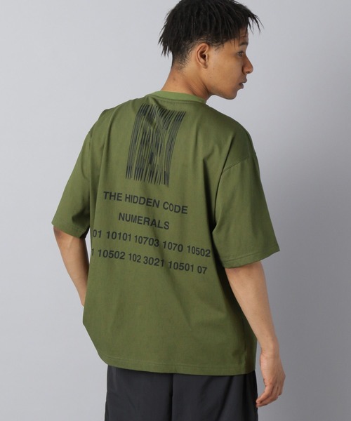 NUMERALS（ヌメラルズ）の「【NUMERALS】ショートスリーブプリントTシャツ（Tシャツ/カットソー・メンズ・カーキ/ブラック/ホワイト・MEDIUM/LARGE）」の3枚目の写真