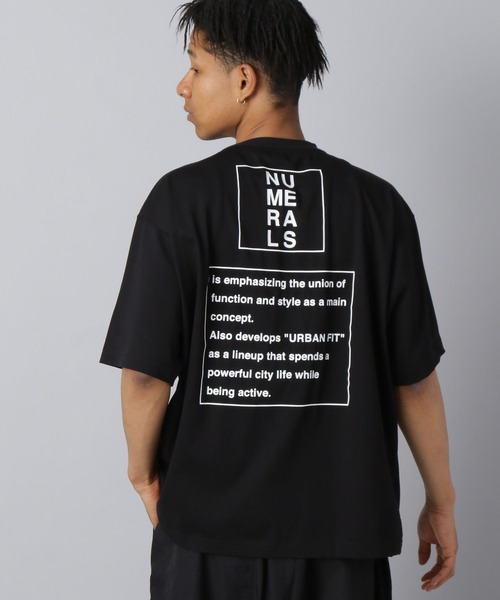 NUMERALS（ヌメラルズ）の「【NUMERALS】ショートスリーブプリントTシャツ（Tシャツ/カットソー・メンズ・カーキ/ブラック/ホワイト・MEDIUM/LARGE）」の2枚目の写真