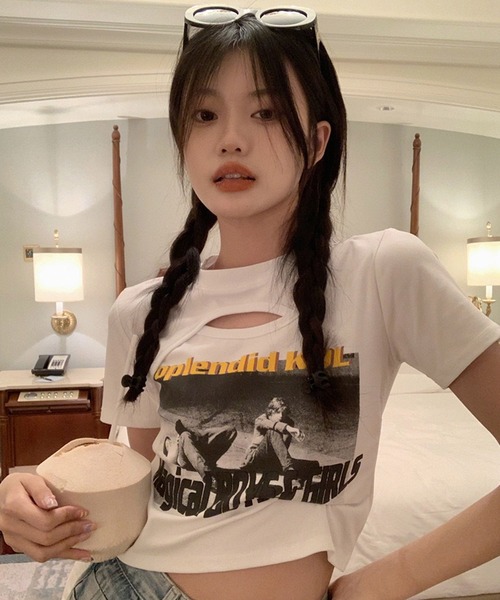 shopnikoniko（ショップニコニコ）の「カットアウト Tシャツ 半袖  トップス クロップド丈 ショート丈  フォトプリント チビT（Tシャツ/カットソー・レディース・ホワイト/ブラック・フリー）」の4枚目の写真