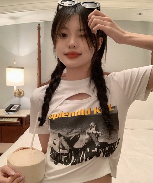 shopnikoniko（ショップニコニコ）の「カットアウト Tシャツ 半袖  トップス クロップド丈 ショート丈  フォトプリント チビT（Tシャツ/カットソー・レディース・ホワイト/ブラック・フリー）」の5枚目の写真