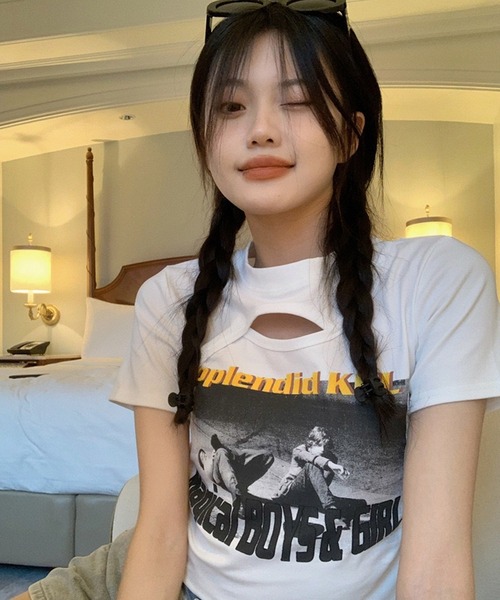 shopnikoniko（ショップニコニコ）の「カットアウト Tシャツ 半袖  トップス クロップド丈 ショート丈  フォトプリント チビT（Tシャツ/カットソー・レディース・ホワイト/ブラック・フリー）」の3枚目の写真