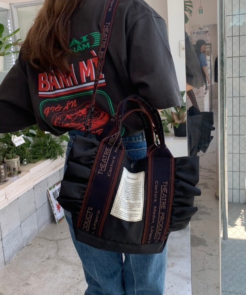 THEATRE PRODUCTS（シアタープロダクツ）の「テムズ フリル2WAYショルダーバッグ-M-/NAVYテープ/500mlペットボトル収納可能（ショルダーバッグ・レディース・ベージュ/ブラック・FREE）」の7枚目の写真