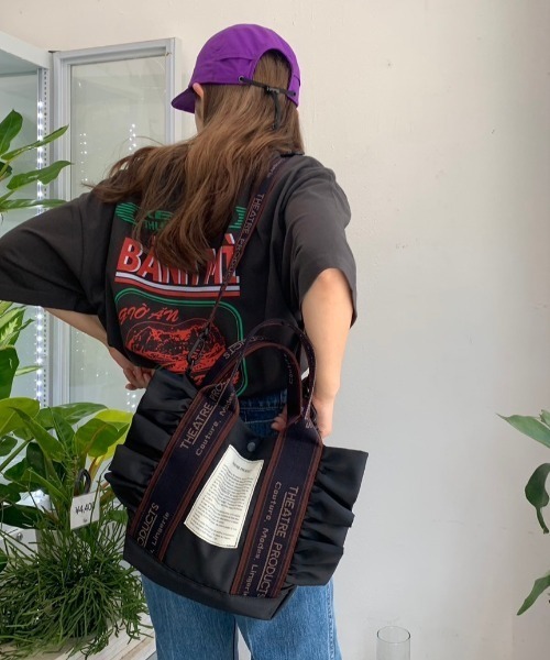 THEATRE PRODUCTS（シアタープロダクツ）の「テムズ フリル2WAYショルダーバッグ-M-/NAVYテープ/500mlペットボトル収納可能（ショルダーバッグ・レディース・ベージュ/ブラック・FREE）」の6枚目の写真