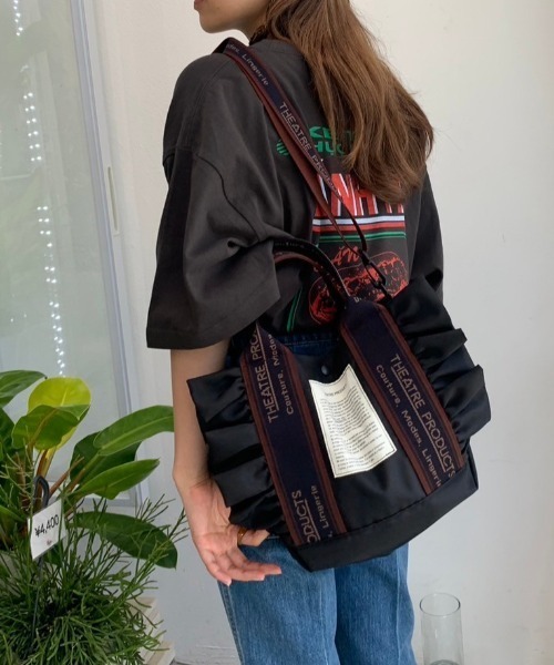 THEATRE PRODUCTS（シアタープロダクツ）の「テムズ フリル2WAYショルダーバッグ-M-/NAVYテープ/500mlペットボトル収納可能（ショルダーバッグ・レディース・ベージュ/ブラック・FREE）」の5枚目の写真