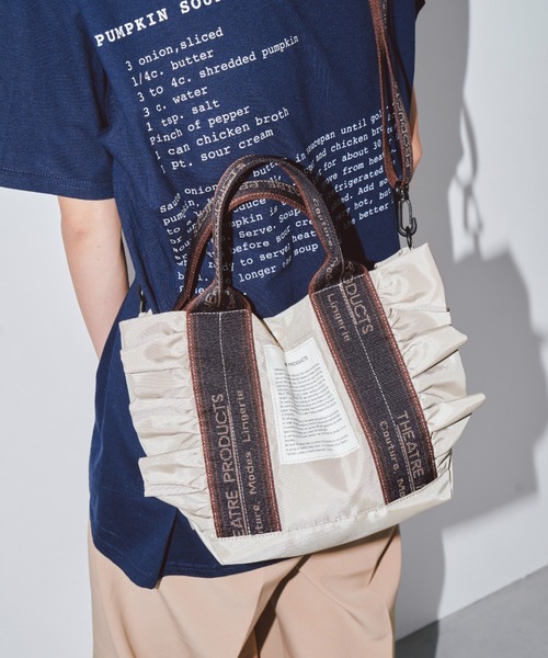 THEATRE PRODUCTS（シアタープロダクツ）の「テムズ フリル2WAYショルダーバッグ-M-/NAVYテープ/500mlペットボトル収納可能（ショルダーバッグ・レディース・ベージュ/ブラック・FREE）」の22枚目の写真