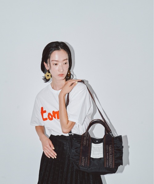 THEATRE PRODUCTS（シアタープロダクツ）の「テムズ フリル2WAYショルダーバッグ-M-/NAVYテープ/500mlペットボトル収納可能（ショルダーバッグ・レディース・ベージュ/ブラック・FREE）」の11枚目の写真