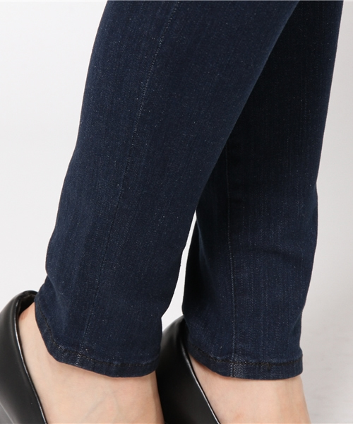 MOUSSY（マウジー）の「iSKO EMOTION TUCK PT（デニムパンツ・レディース・ダークブルー/ブルー・2/0/1）」の9枚目の写真