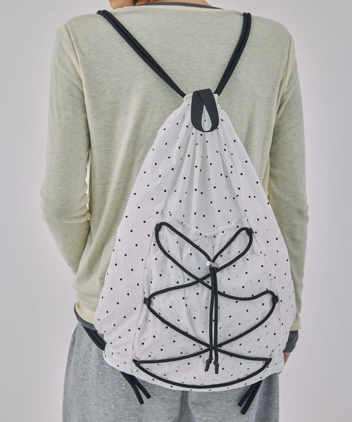 MONO-MART（モノマート）の「アソートデザイン ドローコード ナップサック（バックパック/リュック・レディース・グレー/ブラック/カーキ/ネイビー/ブラック系1/ブラウン/ブラック系3/ライトブルー/ホワイト系/チャコール/イエロー/オレンジ/ブルー/ブラック系4/ブラック系2/シルバー/レッド/ブラック系5/ホワイト系2・FREE）」の3枚目の写真