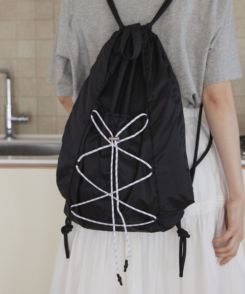 MONO-MART（モノマート）の「アソートデザイン ドローコード ナップサック（バックパック/リュック・レディース・グレー/ブラック/カーキ/ネイビー/ブラック系1/ブラウン/ブラック系3/ライトブルー/ホワイト系/チャコール/イエロー/オレンジ/ブルー/ブラック系4/ブラック系2/シルバー/レッド/ブラック系5/ホワイト系2・FREE）」の6枚目の写真