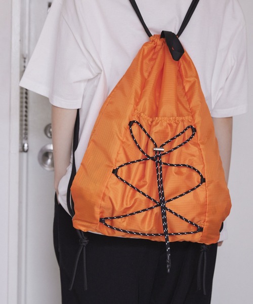 MONO-MART（モノマート）の「アソートデザイン ドローコード ナップサック（バックパック/リュック・レディース・グレー/ブラック/カーキ/ネイビー/ブラック系1/ブラウン/ブラック系3/ライトブルー/ホワイト系/チャコール/イエロー/オレンジ/ブルー/ブラック系4/ブラック系2/シルバー/レッド/ブラック系5/ホワイト系2・FREE）」の18枚目の写真