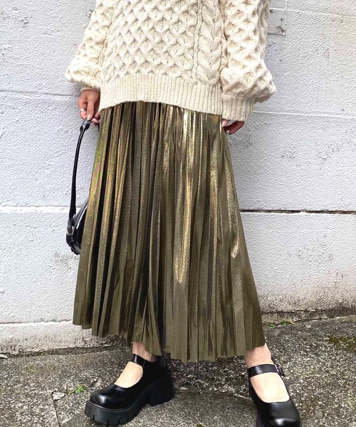 NANEA(ナネア)の「メタリックプリーツロングスカート(スカート・レディース・イエローゴールド/ゴールド/ブラック/シルバー・フリー)」の4枚目の写真