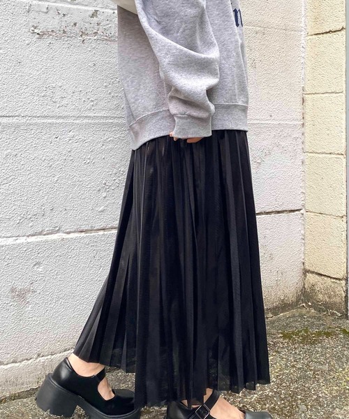 NANEA(ナネア)の「メタリックプリーツロングスカート(スカート・レディース・イエローゴールド/ゴールド/ブラック/シルバー・フリー)」の7枚目の写真