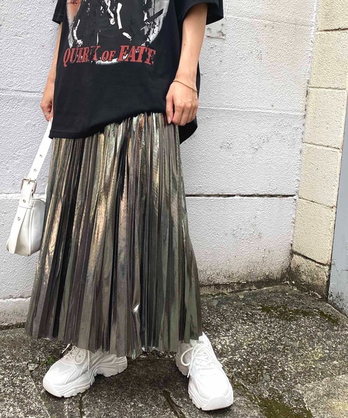 NANEA(ナネア)の「メタリックプリーツロングスカート(スカート・レディース・イエローゴールド/ゴールド/ブラック/シルバー・フリー)」の16枚目の写真