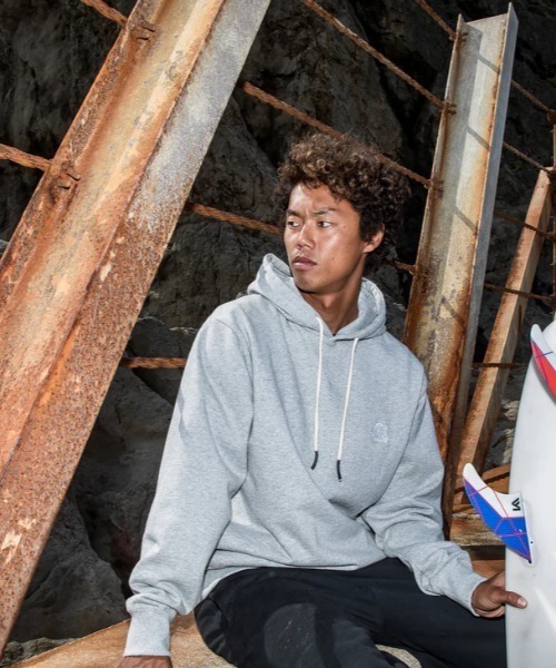 Quiksilver(クイックシルバー)の「QS HISTORY HOODIE SW/クイックシルバープルオーバーパーカー・フーディー(パーカー・メンズ・グレー/アイボリー/ブラック・SMALL/MEDIUM/LARGE/X-LARGE)」の3枚目の写真