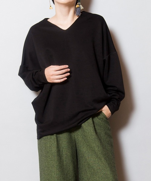OSMOSIS(オズモーシス)の「サイドタックプルオーバー(Tシャツ/カットソー・レディース・ブラック/カーキ/チャコール/アイボリー・ONE SIZE)」の3枚目の写真