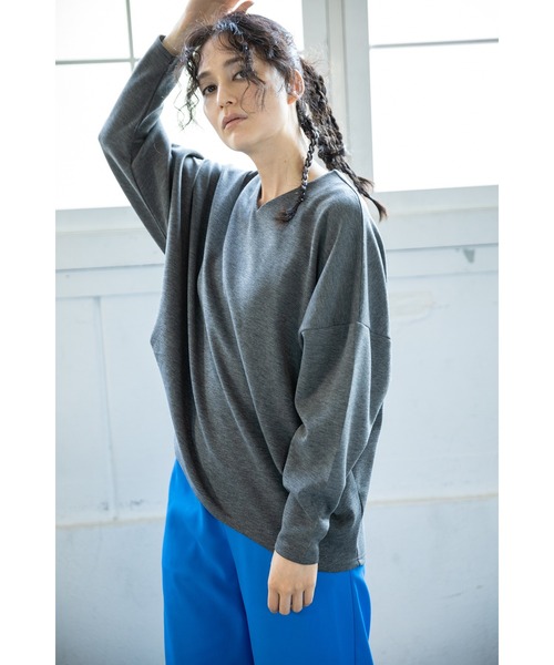 OSMOSIS(オズモーシス)の「サイドタックプルオーバー(Tシャツ/カットソー・レディース・ブラック/カーキ/チャコール/アイボリー・ONE SIZE)」の7枚目の写真