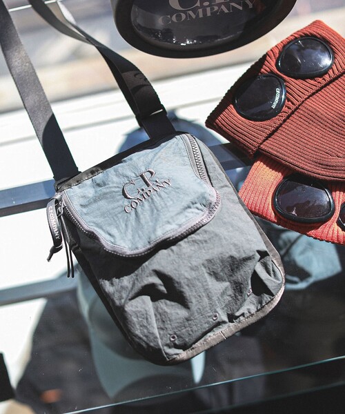 C.P. COMPANY（シーピーカンパニー）の「C.P. Company / Shoulder Bag（トートバッグ・メンズ・チャコールグレー/ブラック・ONE SIZE）」の2枚目の写真
