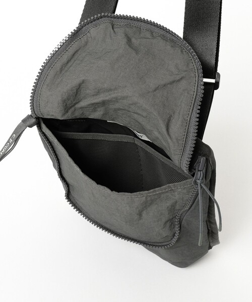 C.P. COMPANY（シーピーカンパニー）の「C.P. Company / Shoulder Bag（トートバッグ・メンズ・チャコールグレー/ブラック・ONE SIZE）」の9枚目の写真