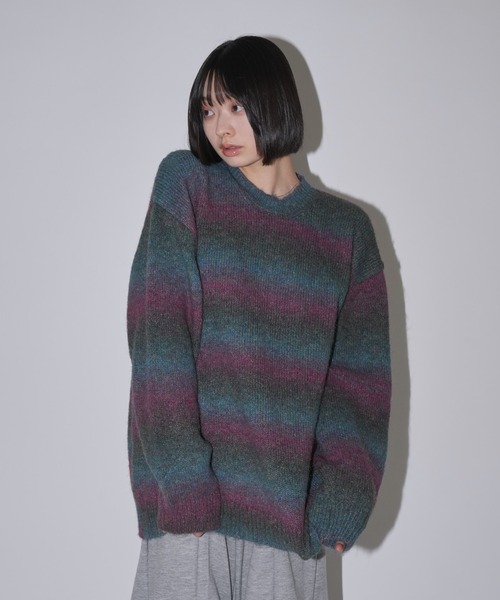 Uenui(ウニュイ)の「ボーダー グラデーション ニット オーバーサイズ(ニット/セーター・レディース・レッド/ブラック/ブルー・FREE)」の3枚目の写真