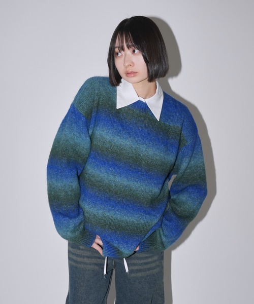 Uenui(ウニュイ)の「ボーダー グラデーション ニット オーバーサイズ(ニット/セーター・レディース・レッド/ブラック/ブルー・FREE)」の2枚目の写真