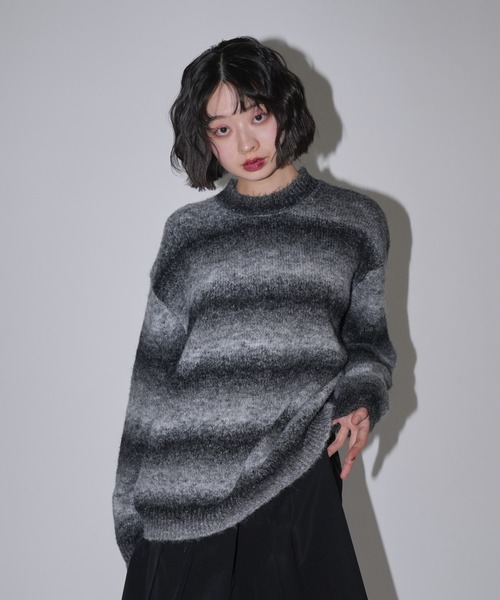 Uenui(ウニュイ)の「ボーダー グラデーション ニット オーバーサイズ(ニット/セーター・レディース・レッド/ブラック/ブルー・FREE)」の1枚目の写真