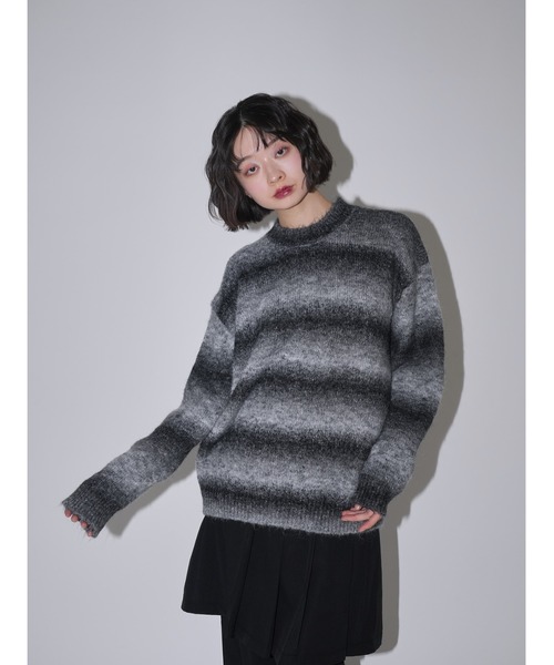 Uenui(ウニュイ)の「ボーダー グラデーション ニット オーバーサイズ(ニット/セーター・レディース・レッド/ブラック/ブルー・FREE)」の4枚目の写真