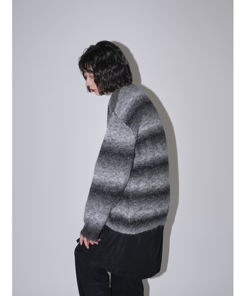 Uenui(ウニュイ)の「ボーダー グラデーション ニット オーバーサイズ(ニット/セーター・レディース・レッド/ブラック/ブルー・FREE)」の7枚目の写真