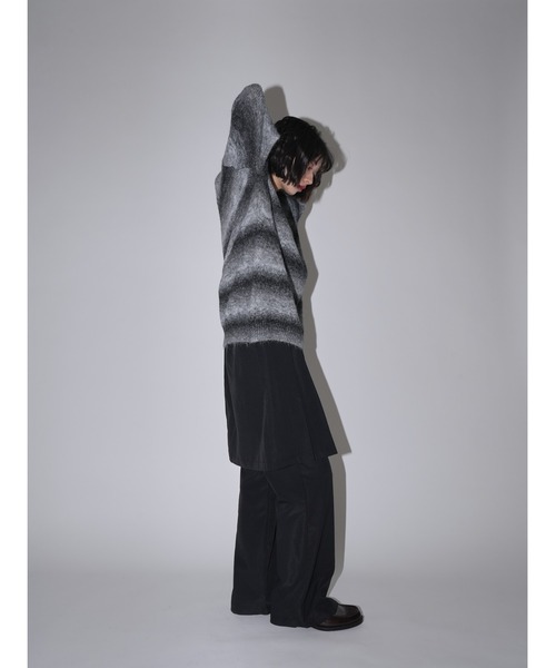 Uenui(ウニュイ)の「ボーダー グラデーション ニット オーバーサイズ(ニット/セーター・レディース・レッド/ブラック/ブルー・FREE)」の12枚目の写真