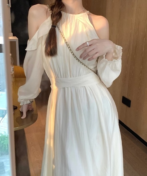 Teem Store(チームストア)の「フリルオープンショルダーロングワンピース(ワンピース・レディース・アイボリー/ブラウン・M/L)」の2枚目の写真