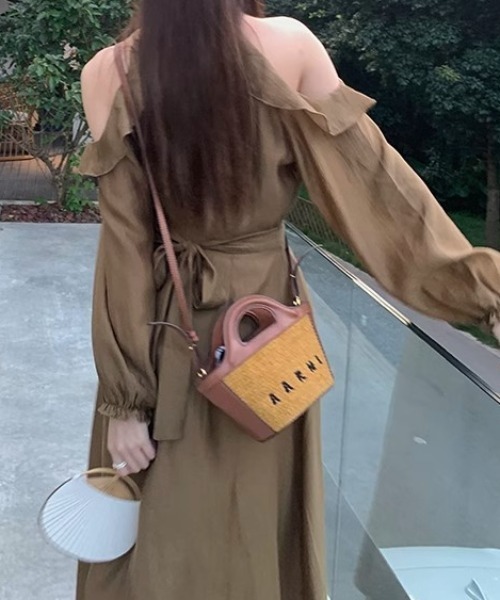 Teem Store(チームストア)の「フリルオープンショルダーロングワンピース(ワンピース・レディース・アイボリー/ブラウン・M/L)」の3枚目の写真