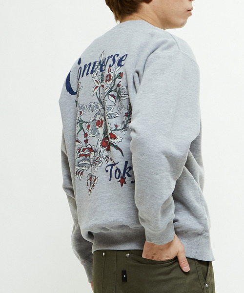 CONVERSE TOKYO（コンバーストウキョウ）の「PIGMENT DYE FLOWER LOGO SWEAT（スウェット・レディース・グレー/ピンク/ブラック・MEDIUM/SMALL）」の4枚目の写真