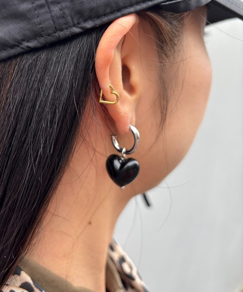 Casselini（キャセリーニ）の「Casselini(キャセリーニ)ハートフープピアス（ピアス（両耳用）・レディース・ブラック/レッド・FREE）」の2枚目の写真