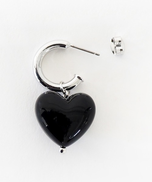 Casselini（キャセリーニ）の「Casselini(キャセリーニ)ハートフープピアス（ピアス（両耳用）・レディース・ブラック/レッド・FREE）」の4枚目の写真